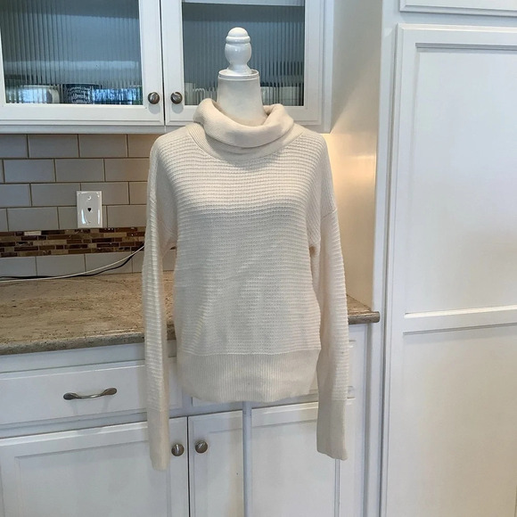 Banana Republic Cream Turtleneck Wool & Alpaca Blend Size Medium - Picture 1 of 8